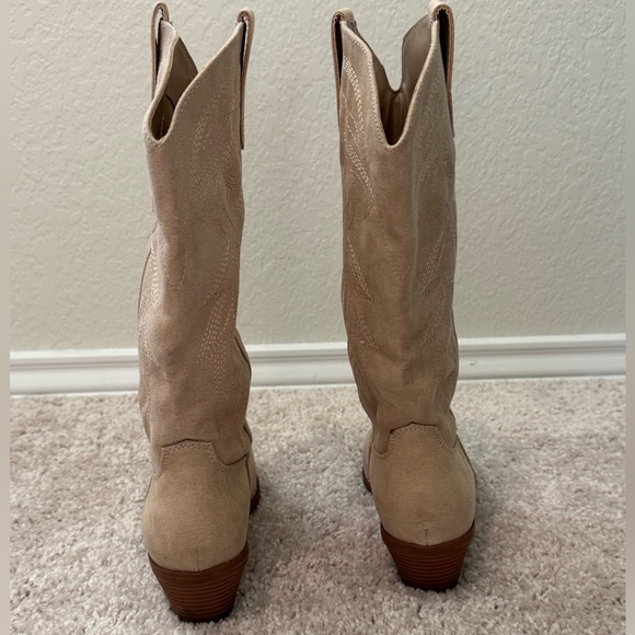 Madden Girl Redford Sand Suede Western Boots - Picture 4 of 6